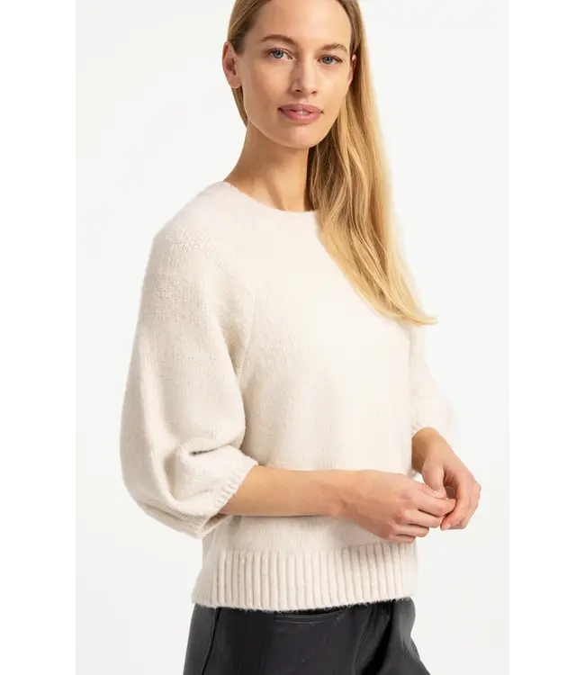 01-000644-609/990802  Knitted sweater with balloon sleeves