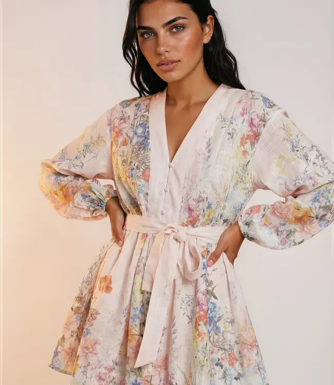 SAM PIACE Kleid By Adiba Y091 Beige – Elegantes Damenkleid mit V-Ausschnitt, Taillengürtel und Blumenprint