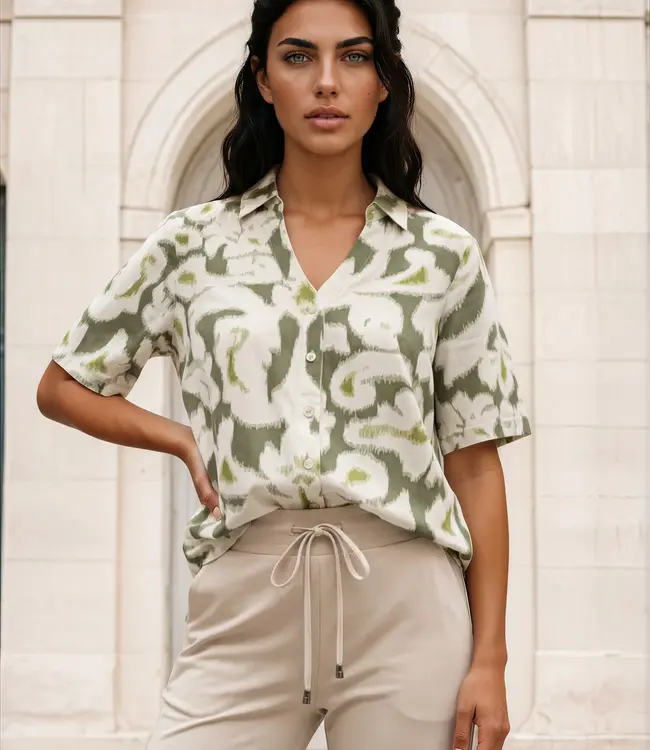 MI PIACE MI PIACE Travel Blouse V-Neck Summer Ornaments Print 202603 Olive Ikat – Women’s Travel Fabric Blouse