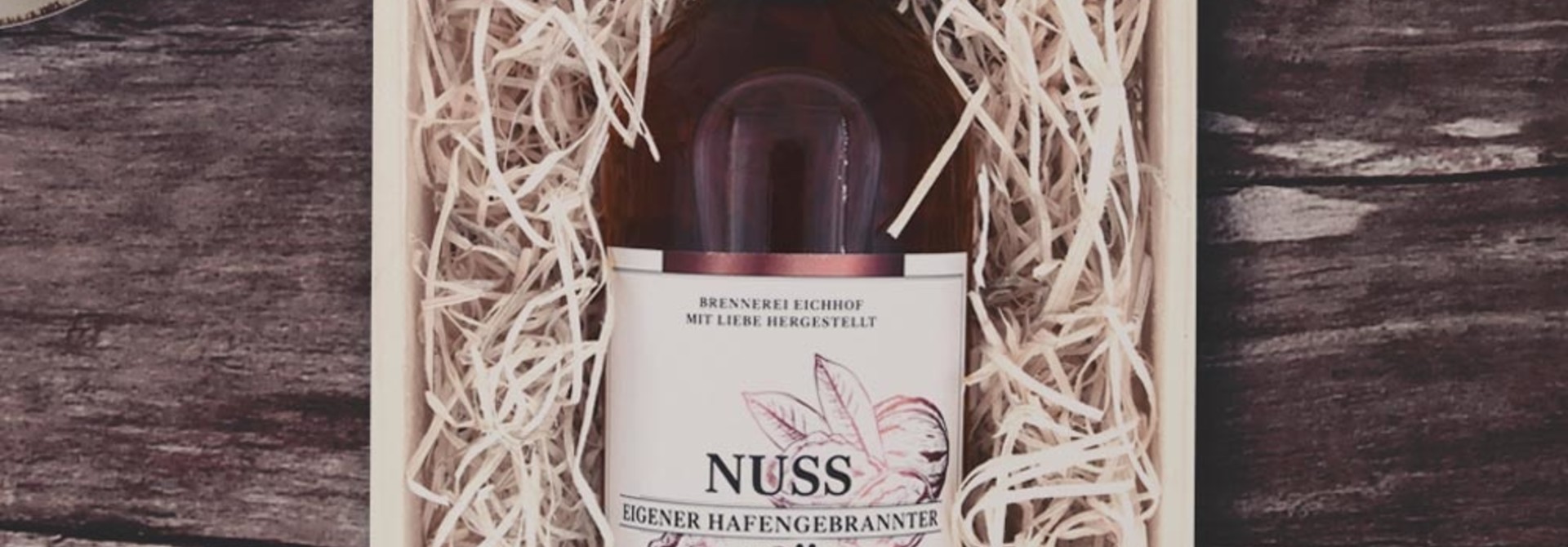 Nuss Likör 70cl in ansprechender Geschenkharasse