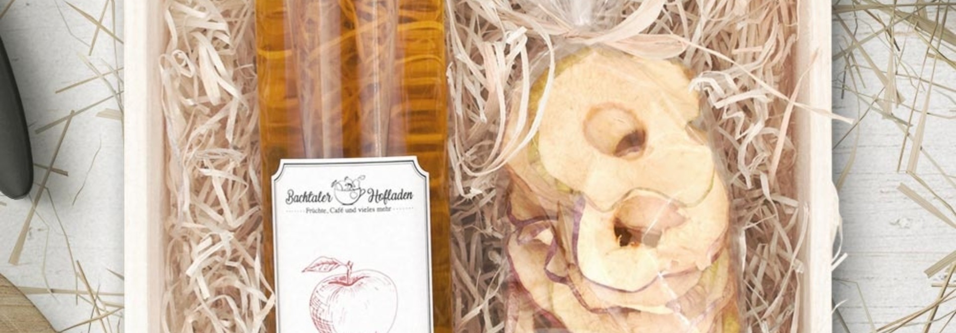 Vieille Pomme 50cl mit Apfelringen in Holzarasse
