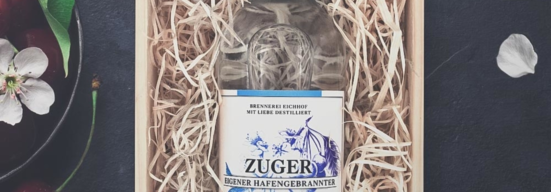 Zuger Kirsch 70cl in attraktiver Geschenk-Holzharasse