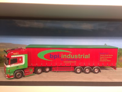 Tekno Tekno Scania 164/480 met schuifzeilen oplegger Mc-Gawn Bros Schotland