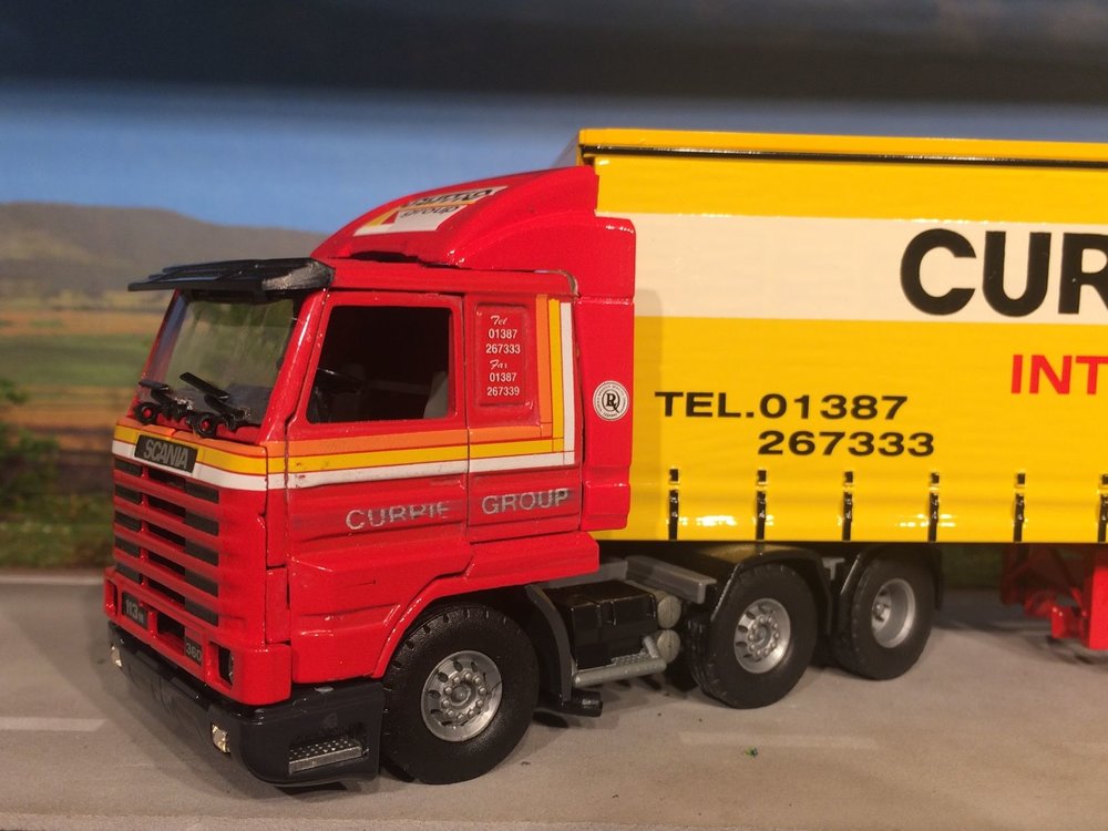 Tekno Tekno Scania 113M streamliner met schuifzeilen oplegger Currie European