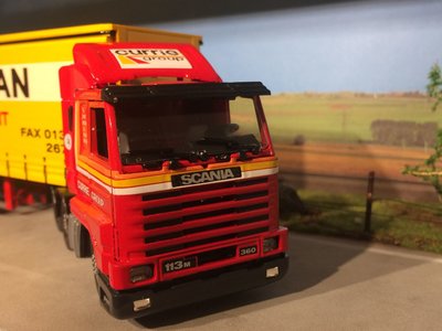 Tekno Tekno Scania 113M streamliner met schuifzeilen oplegger Currie European