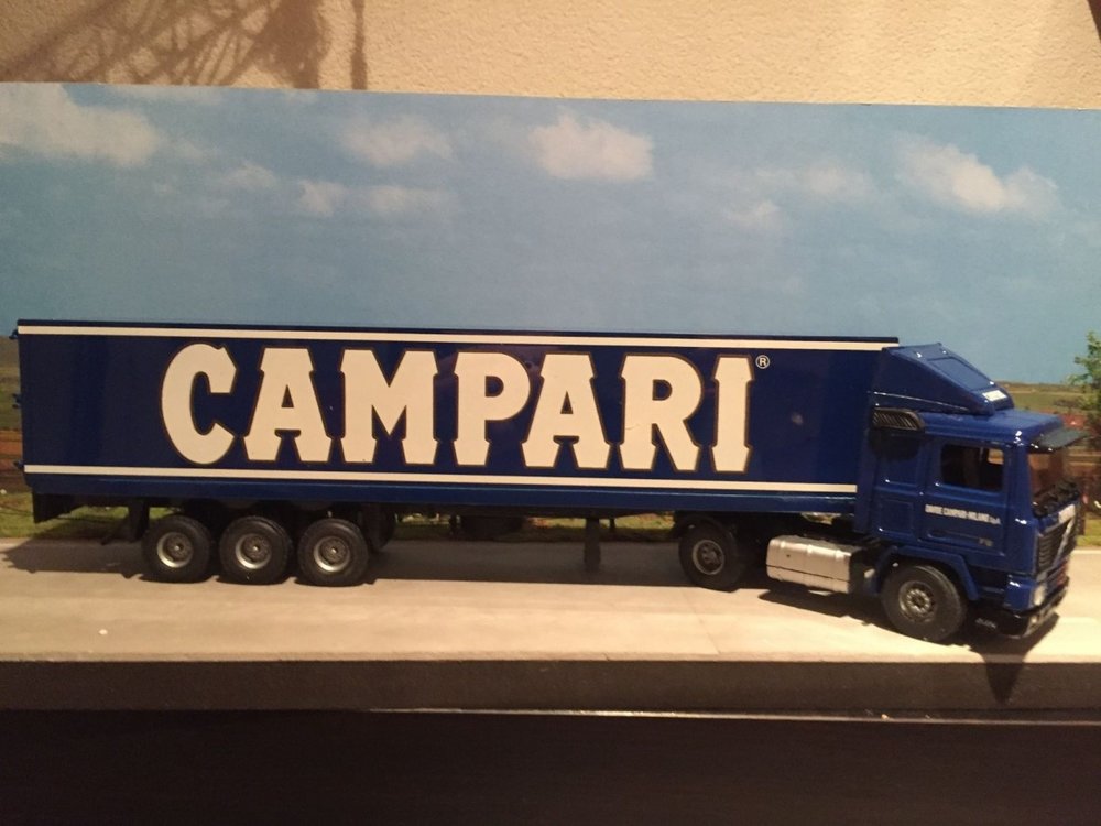 Tekno Tekno Volvo F12 with closed trailer Campari