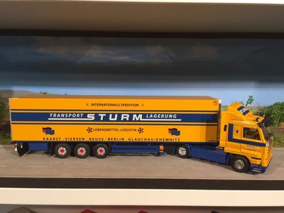 Tekno Tekno Scania 113M streamline met 3-as koeloplegger STURM