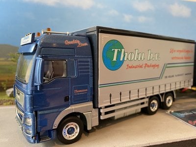 WSI MAN TGX XXL trailer combi Tholu - Miniatuurshop.com