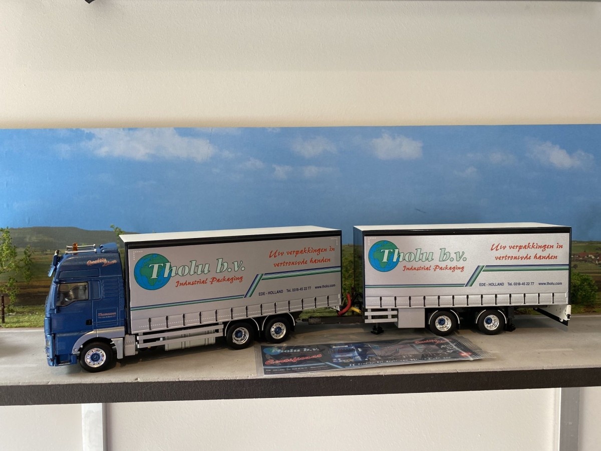 WSI MAN TGX XXL trailer combi Tholu - Miniatuurshop.com