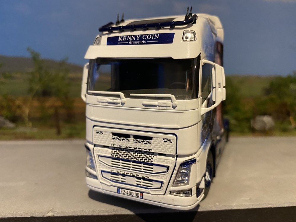 WSI WSI Volvo FH04 Globetrotter XL 4x2 single truck Kenny Coin