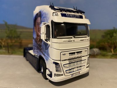 WSI WSI Volvo FH04 Globe trotter XL 4x2 single truck Kenny Coin