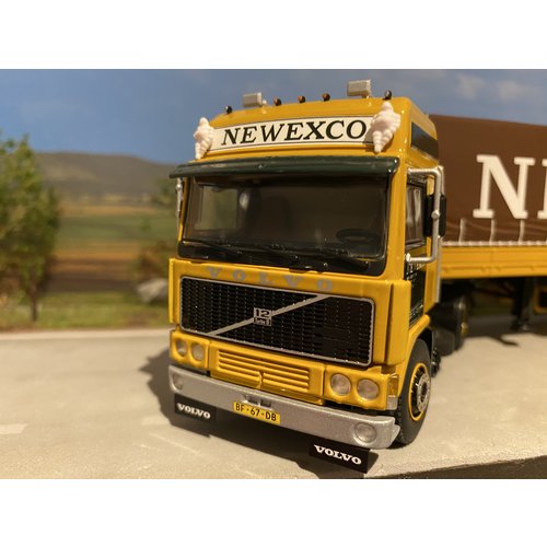 WSI WSI Volvo F12 Glob. 4x2 met classic zeilenoplegger Newexco WSI WSI Volvo F12 Glob. 4x2 met classic zeilenoplegger Newexco