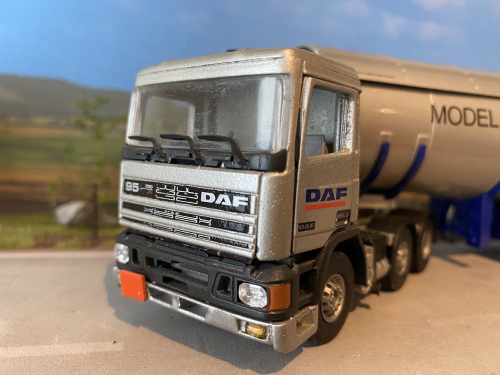 Tekno Tekno DAF 95 met gastankoplegger demo silver