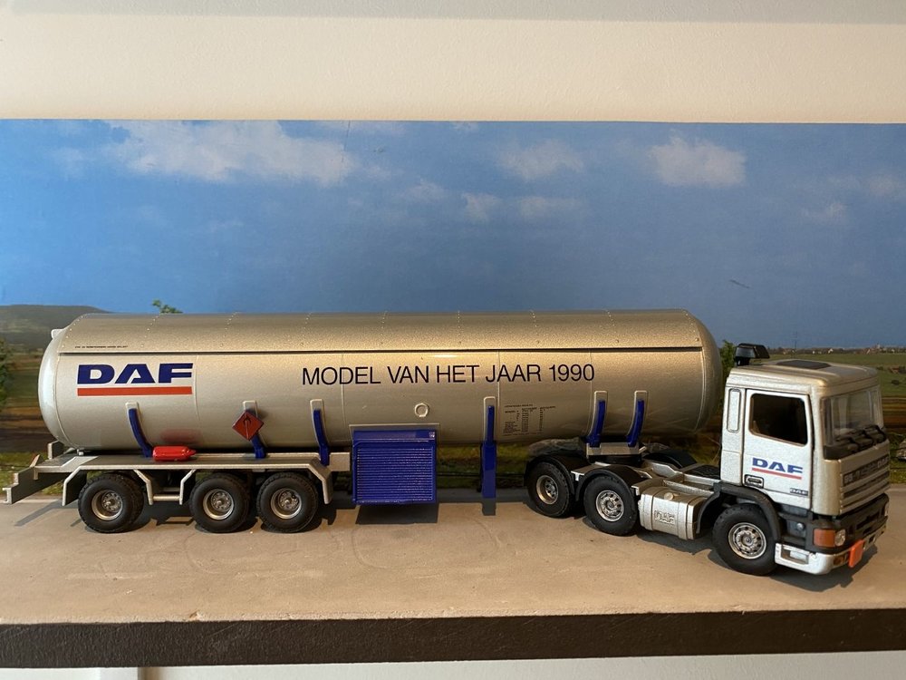 Tekno Tekno DAF 95 with gas tank trailer demo silver