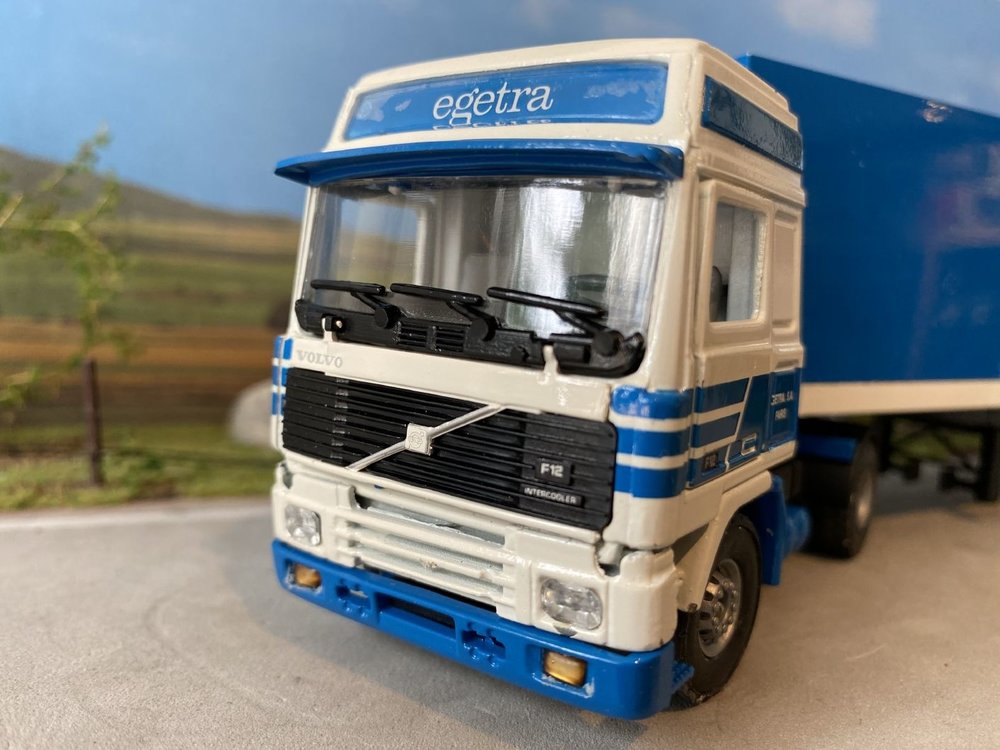 Tekno Tekno Volvo F12 Globetrotter met gesloten oplegger Egetra