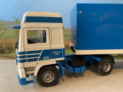 Tekno Tekno Volvo F12 Globetrotter met gesloten oplegger Egetra