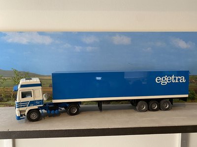 Tekno Tekno Volvo F12 Globetrotter met gesloten oplegger Egetra