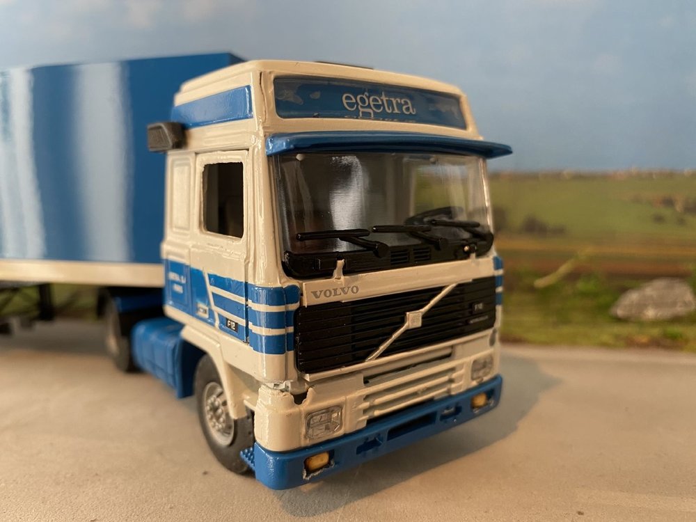 Tekno Tekno Volvo F12 Globetrotter met gesloten oplegger Egetra