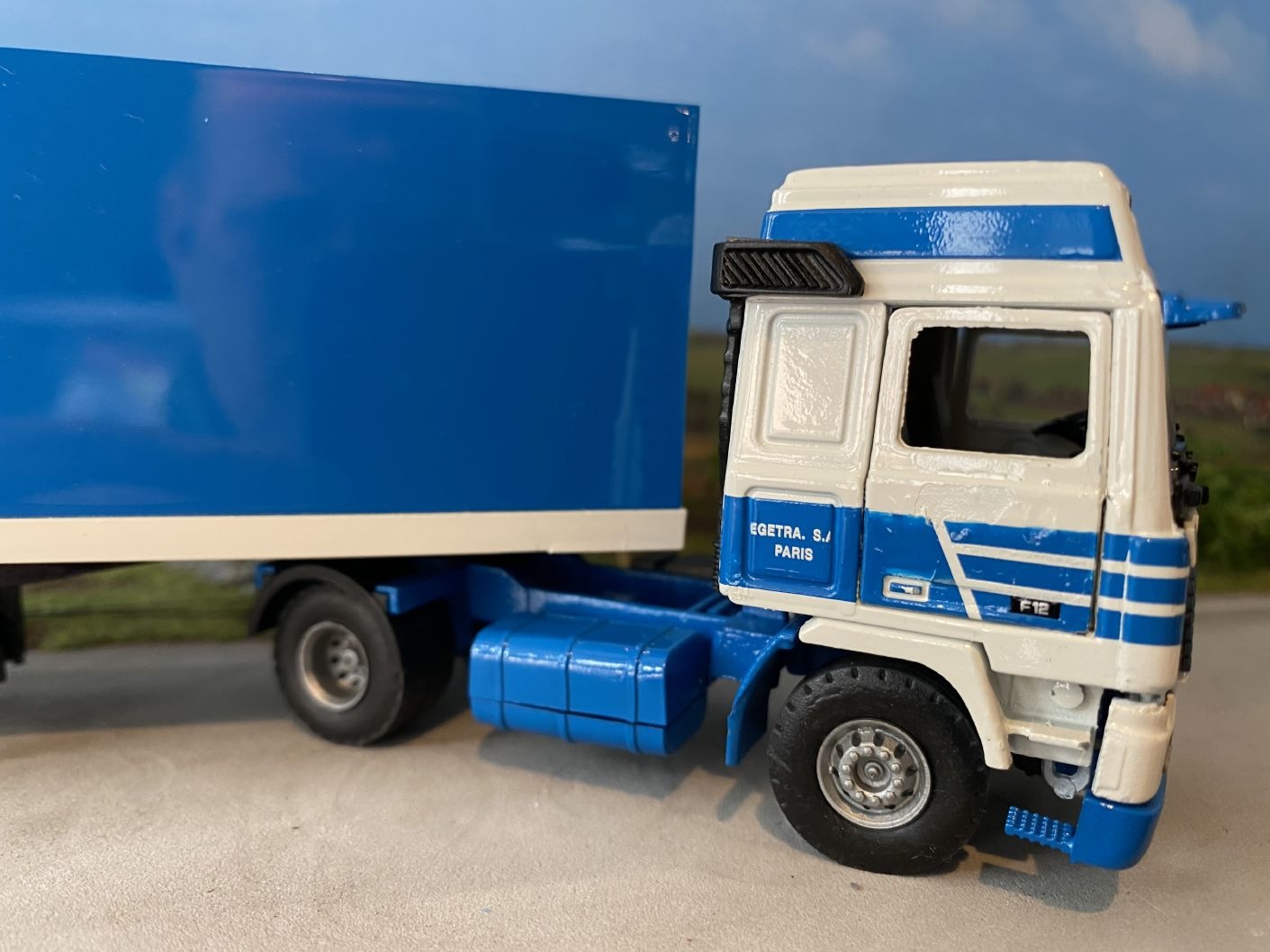 Tekno Tekno Volvo F12 Globe trotter with closed trailer Egetra