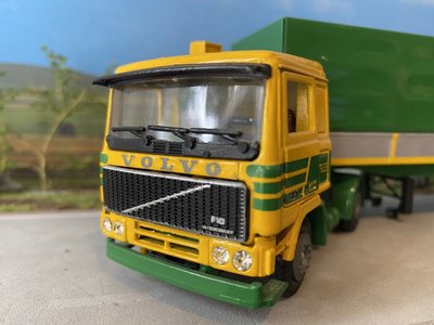 Maquette camion : kit : volvo f12-20 globe trotter & twin-axle