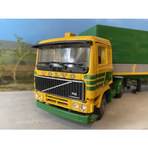 Tekno Tekno Volvo F10 with 3-axle curtain side trailer Egetra