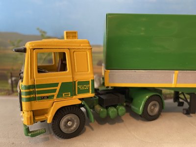 Tekno Tekno Volvo F10 with 3-axle curtain side trailer Egetra