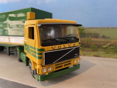 Tekno Tekno Volvo F10 with 3-axle curtain side trailer Egetra