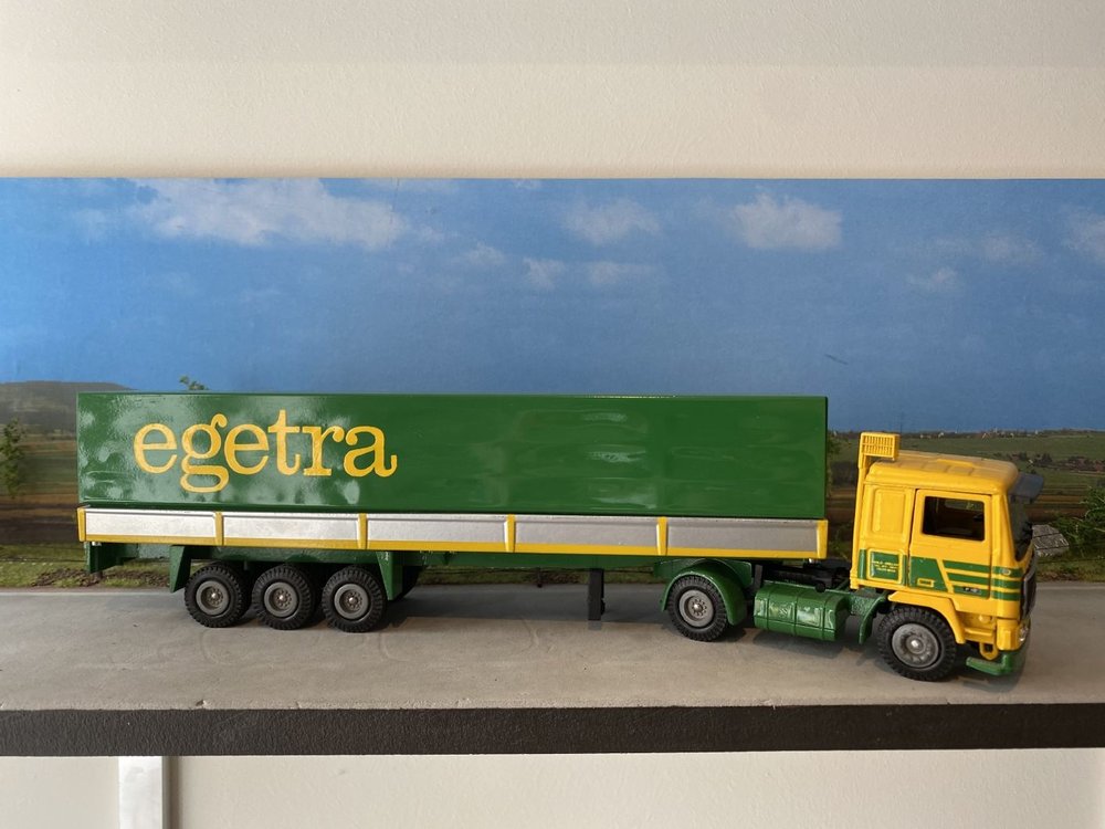 Tekno Tekno Volvo F10 with 3-axle curtain side trailer Egetra