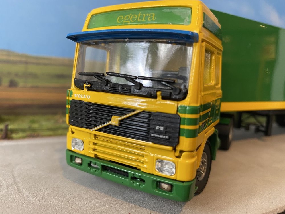 Tekno Tekno Volvo F12 globetrotter  met gesloten oplegger Egetra