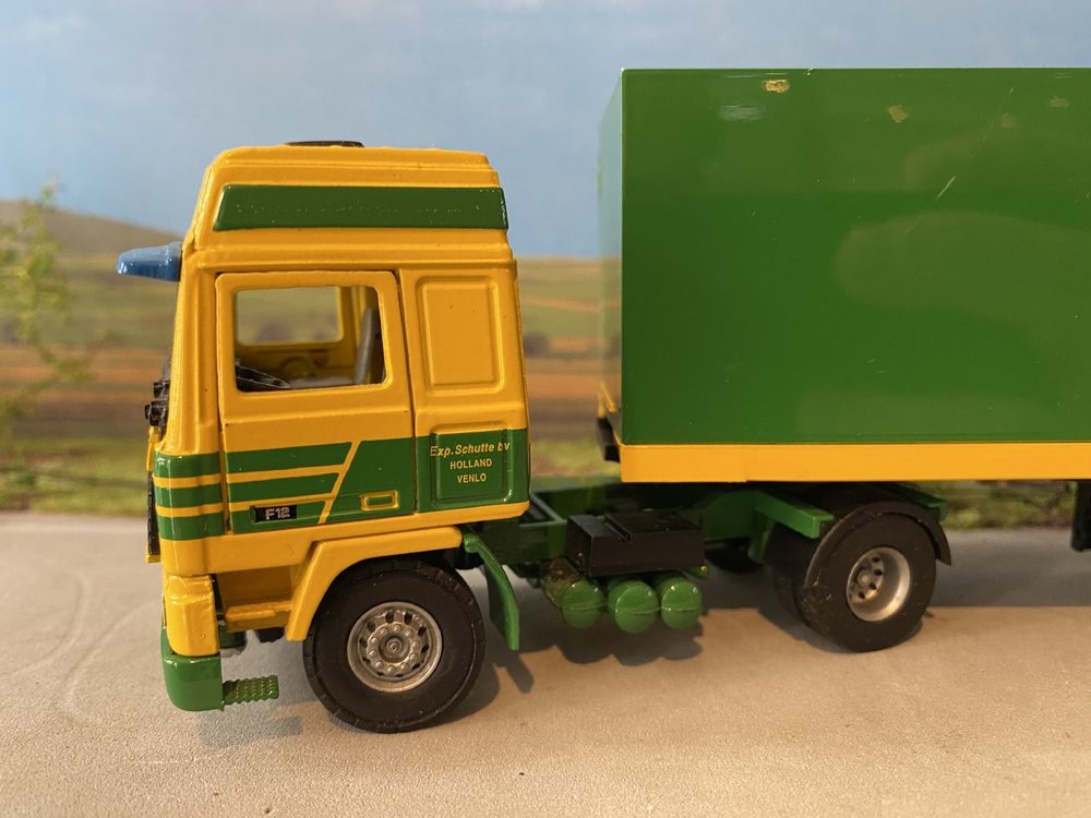 Tekno Tekno Volvo F12 globetrotter  met gesloten oplegger Egetra