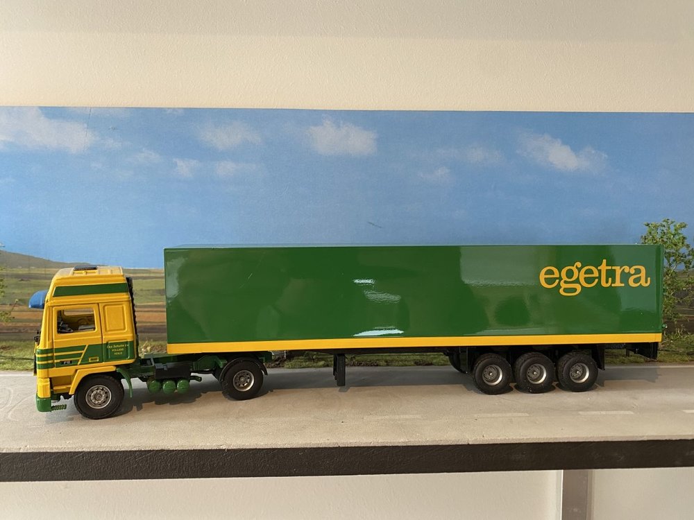 Tekno Tekno Volvo F12 globetrotter  met gesloten oplegger Egetra