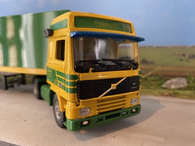 Tekno Tekno Volvo F12 globetrotter  met gesloten oplegger Egetra