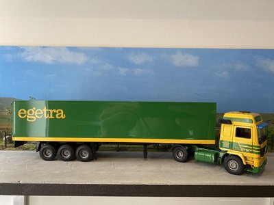 Tekno Tekno Volvo F12 globetrotter  met gesloten oplegger Egetra