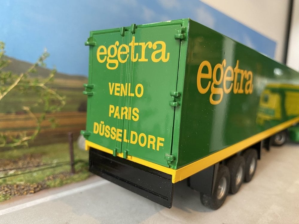 Tekno Tekno Volvo F12 globetrotter  met gesloten oplegger Egetra