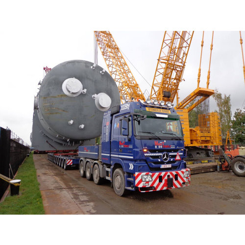 WSI WSI Mercedes Benz Actros MP3 L 8x4 ballastbox + hitch MaxTrans WSI WSI Mercedes Benz Actros MP3 L 8x4 ballastbox + hitch MaxTrans