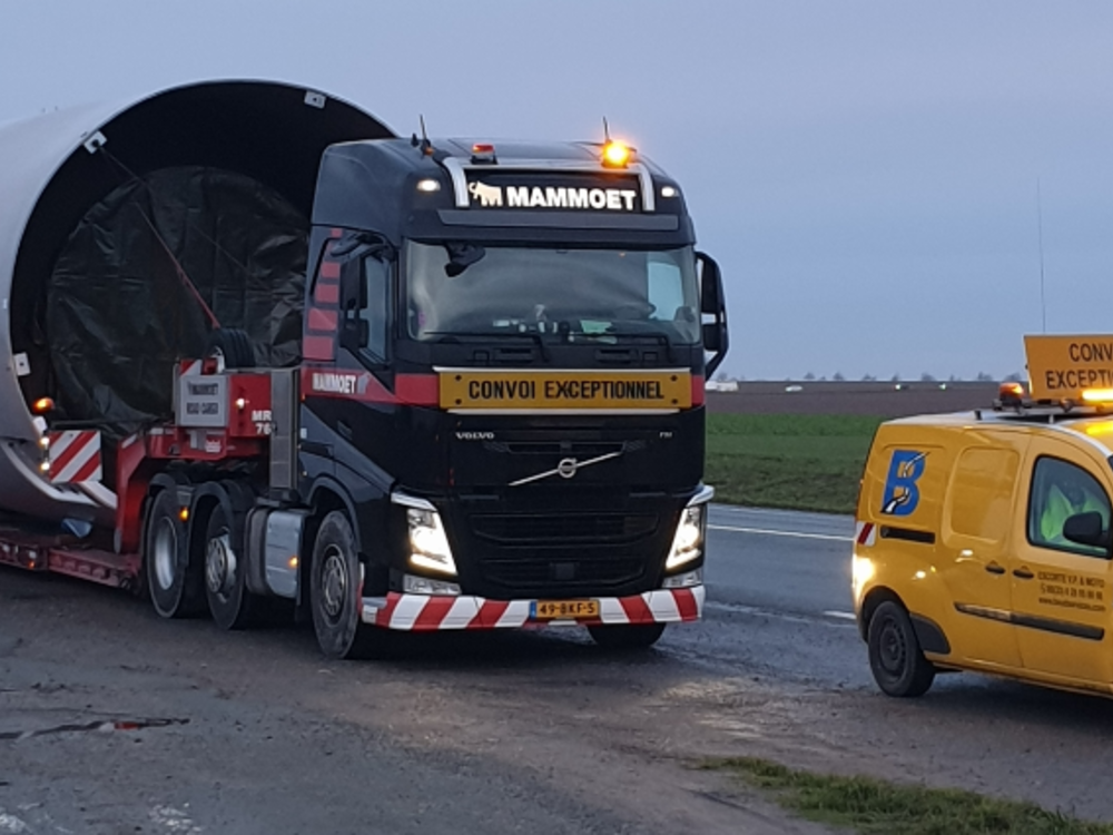 Mammoet store WSI  Volvo FH04 6x2 met 2 assige euro lowloader Mammoet