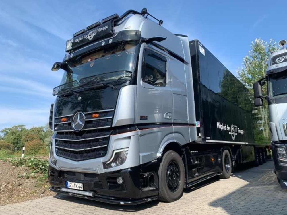 Tekno Tekno Mercedes-Benz Actros mirrorcam with 3-axle curtainside trailer RS Logistiek