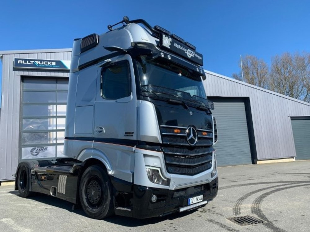 Tekno Tekno Mercedes-Benz Actros mirrorcam with 3-axle curtainside trailer RS Logistiek