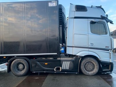 Tekno Tekno Mercedes-Benz Actros mirrorcam with 3-axle curtainside trailer RS Logistiek