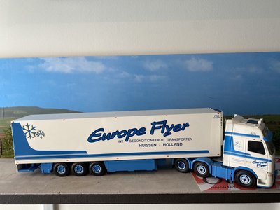 Brothers Frigo Tekno Volvo FH Glob. XL 6x2 met koeloplegger Europe Flyer