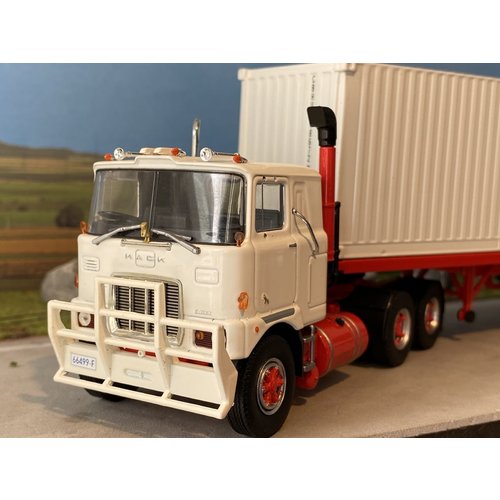 Tekno Tekno Mack F700 6x4 met vlakke oplegger en klassieke 40ft container Mack classic