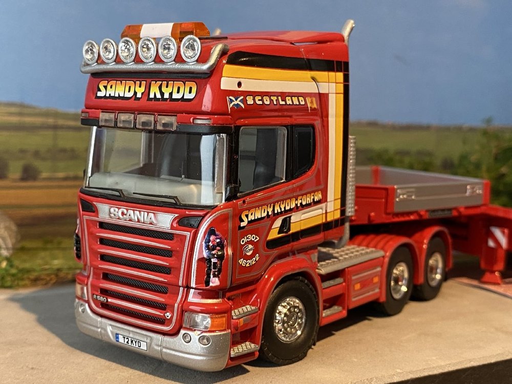 Tekno Tekno Scania R580 Topline 6x2 trekker met 4-assige dieplader Sandy Kydd