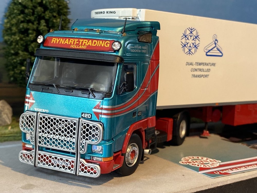 Tekno Tekno Volvo FH12 Globetrotter met 3-assige (zamac) koeloplegger Rynart