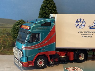Tekno Tekno Volvo FH12 Globetrotter with 3-axle (zamac) reefer trailer Rynart