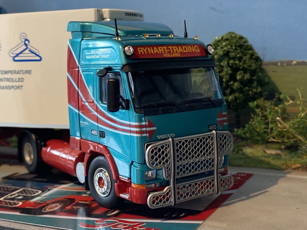 Tekno Tekno Volvo FH12 Globetrotter met 3-assige (zamac) koeloplegger Rynart