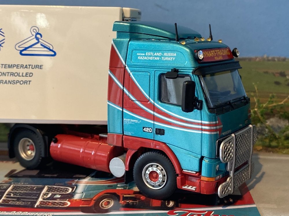 Tekno Tekno Volvo FH12 Globetrotter with 3-axle (zamac) reefer trailer Rynart