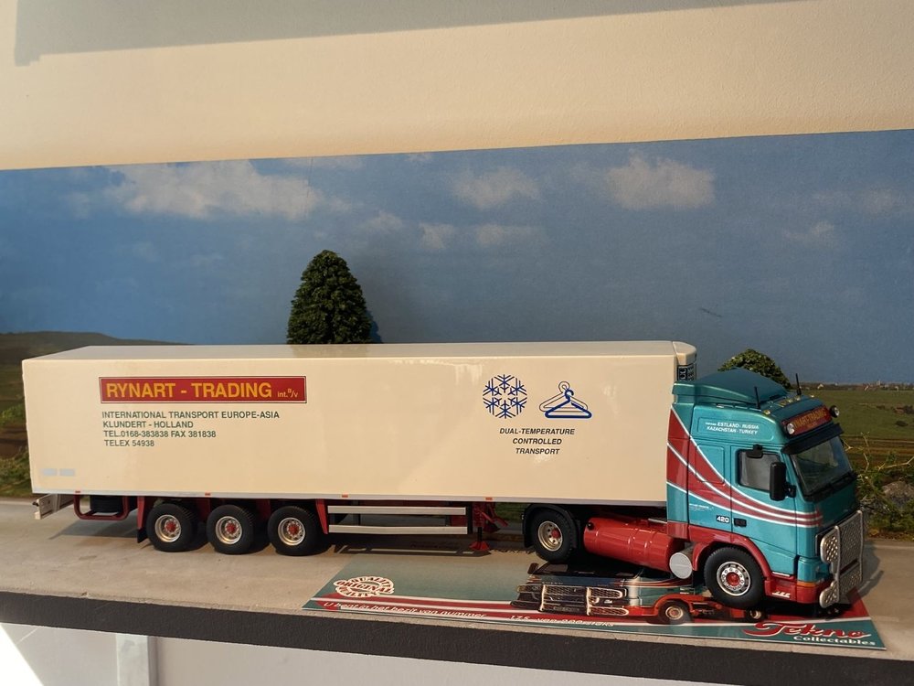Tekno Tekno Volvo FH12 Globetrotter met 3-assige (zamac) koeloplegger Rynart