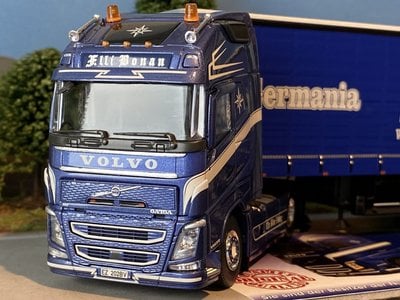 Tekno Tekno Volvo FH04 Globetrotter XL with 3-axle curtainside trailer Schubert - F.Bonan