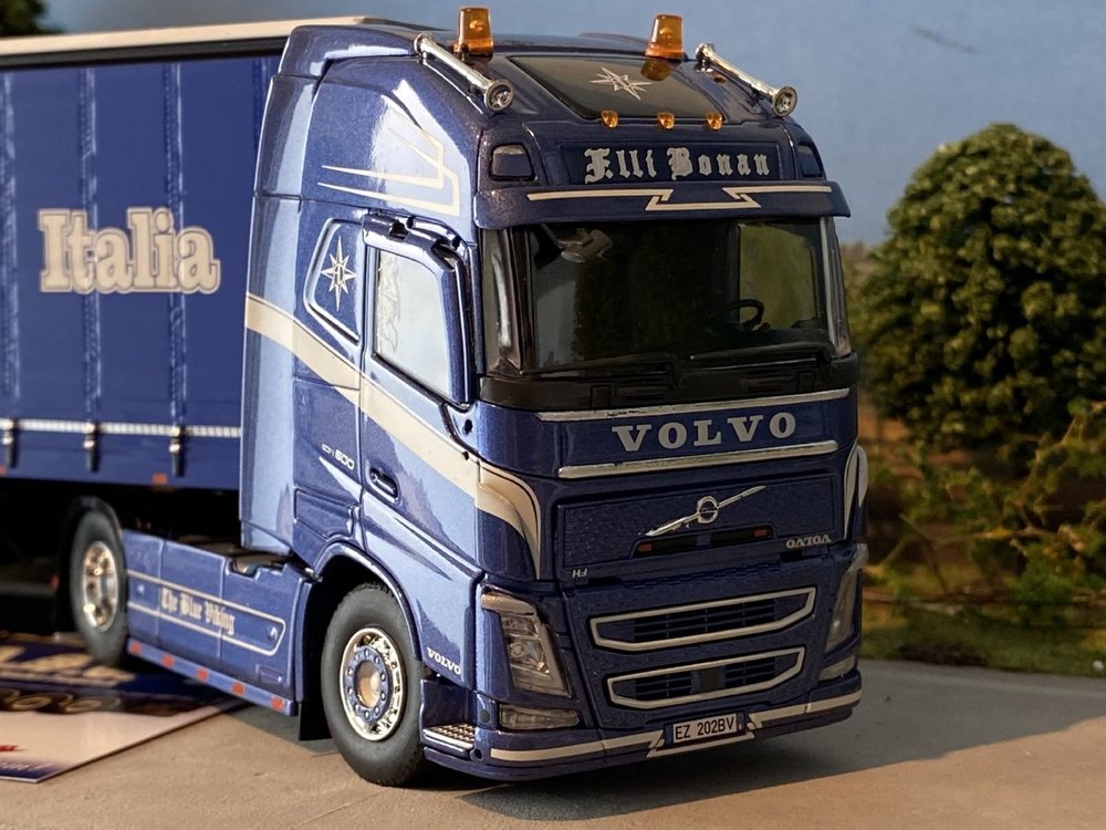 Tekno Tekno Volvo FH04 Globetrotter XL with 3-axle curtainside trailer Schubert - F.Bonan