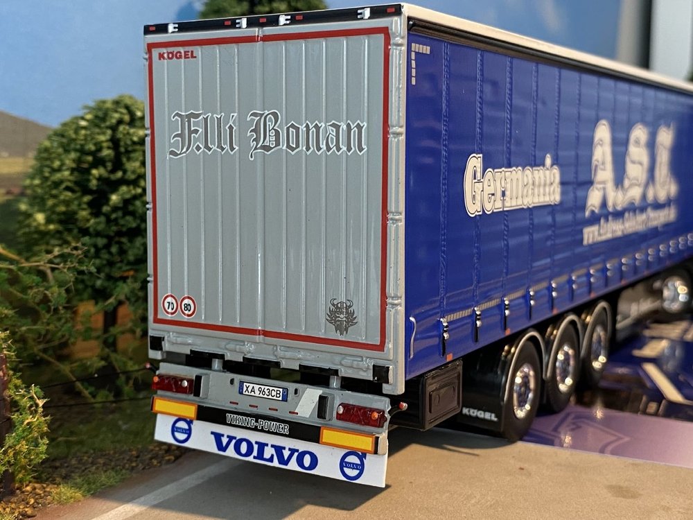 Tekno Tekno Volvo FH04 Globetrotter XL with 3-axle curtainside trailer Schubert - F.Bonan
